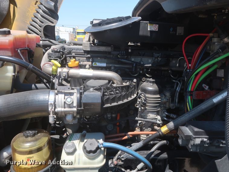 image for item IO9191 2016 Freightliner Cascadia 125  semi truck