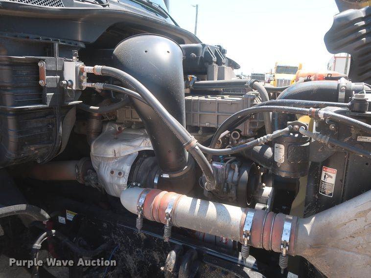 image for item IO9191 2016 Freightliner Cascadia 125  semi truck