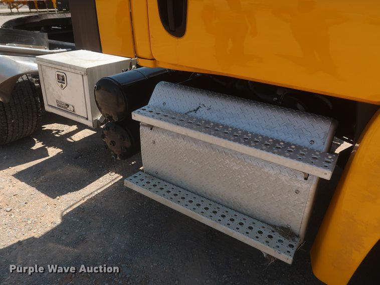 image for item IO9191 2016 Freightliner Cascadia 125  semi truck