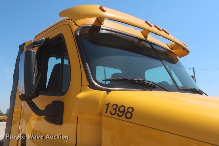 image for item IO9191 2016 Freightliner Cascadia 125  semi truck