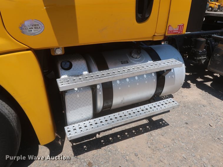 image for item IO9191 2016 Freightliner Cascadia 125  semi truck