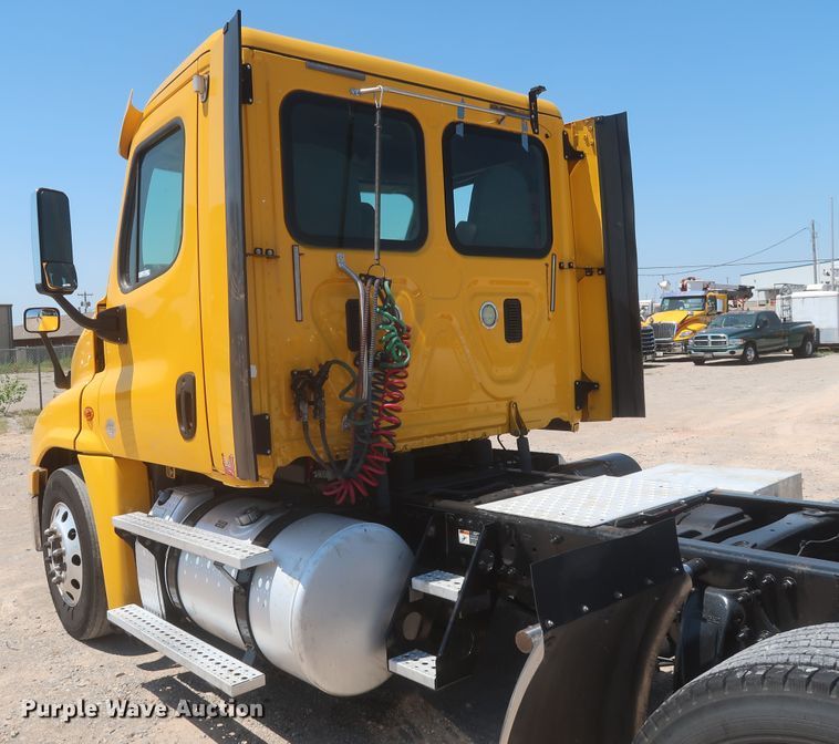 image for item IO9191 2016 Freightliner Cascadia 125  semi truck