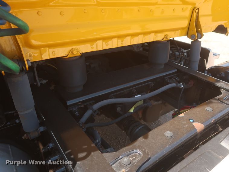 image for item IO9191 2016 Freightliner Cascadia 125  semi truck