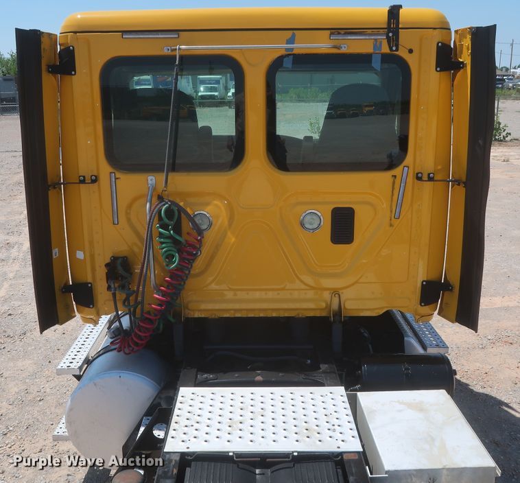 image for item IO9191 2016 Freightliner Cascadia 125  semi truck