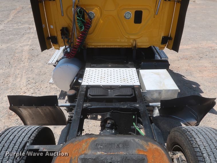 image for item IO9191 2016 Freightliner Cascadia 125  semi truck