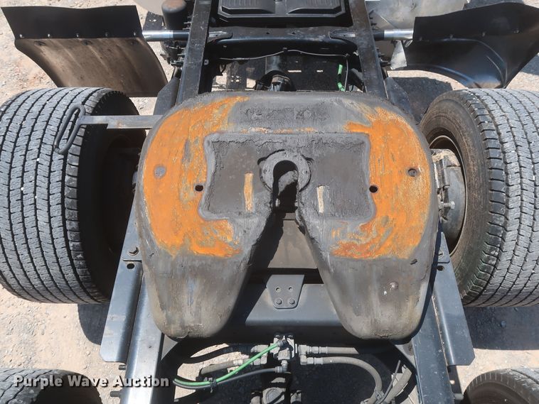 image for item IO9191 2016 Freightliner Cascadia 125  semi truck