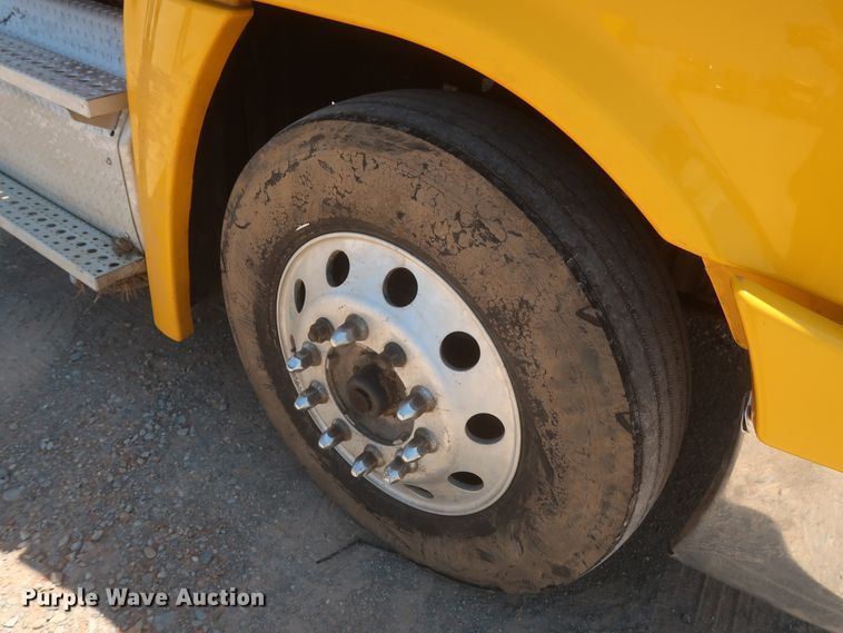 image for item IO9191 2016 Freightliner Cascadia 125  semi truck