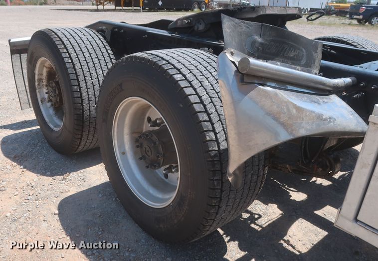 image for item IO9191 2016 Freightliner Cascadia 125  semi truck