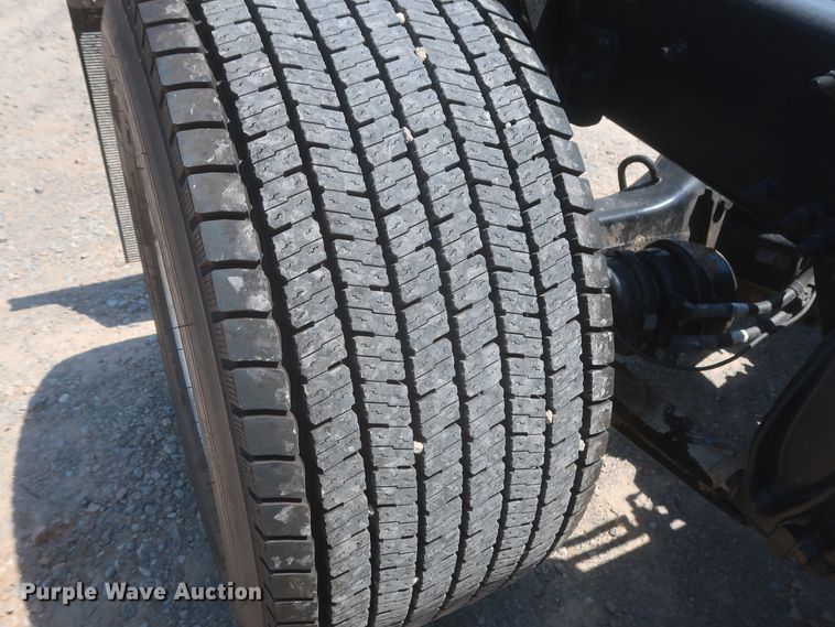 image for item IO9191 2016 Freightliner Cascadia 125  semi truck