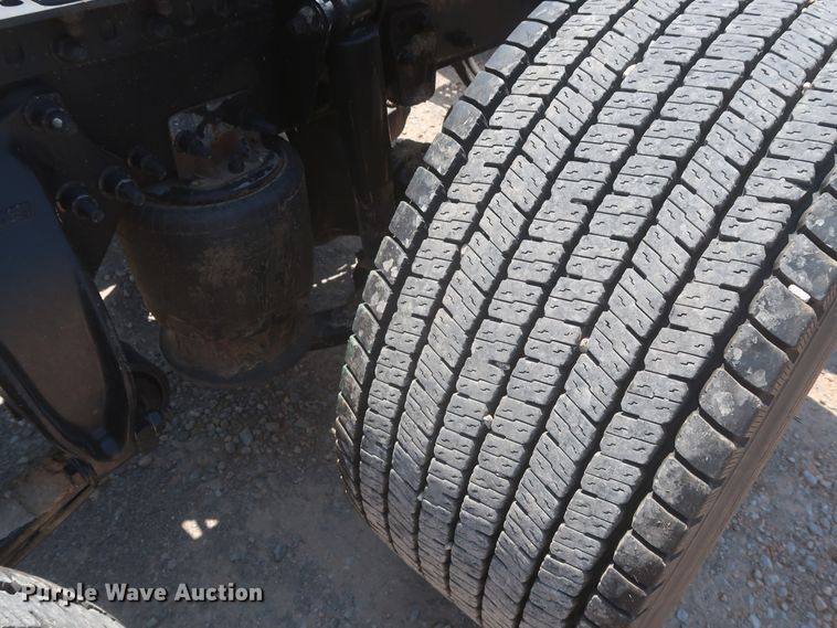 image for item IO9191 2016 Freightliner Cascadia 125  semi truck