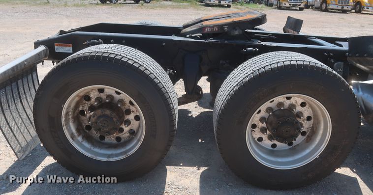 image for item IO9191 2016 Freightliner Cascadia 125  semi truck