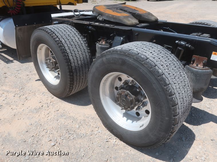 image for item IO9191 2016 Freightliner Cascadia 125  semi truck