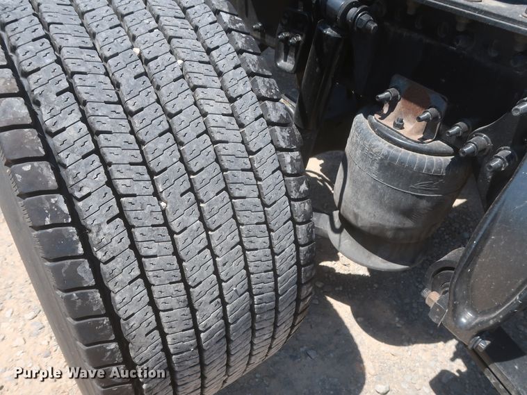 image for item IO9191 2016 Freightliner Cascadia 125  semi truck