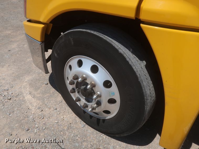 image for item IO9191 2016 Freightliner Cascadia 125  semi truck