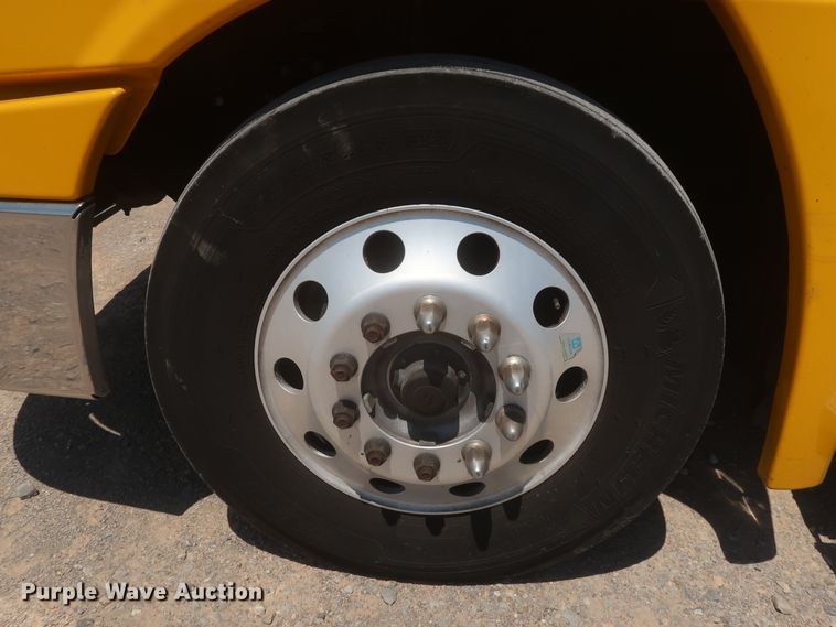 image for item IO9191 2016 Freightliner Cascadia 125  semi truck