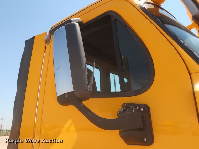 image for item IO9191 2016 Freightliner Cascadia 125  semi truck