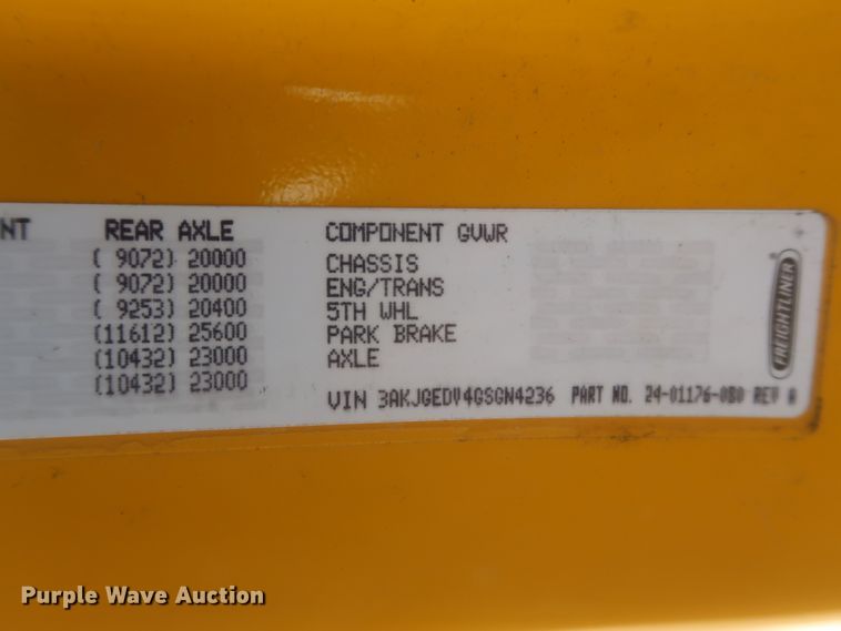 image for item IO9191 2016 Freightliner Cascadia 125  semi truck