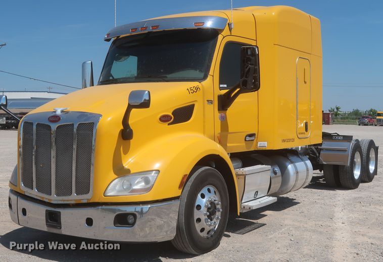 image for item IO9192 2016 Peterbilt 579  semi truck