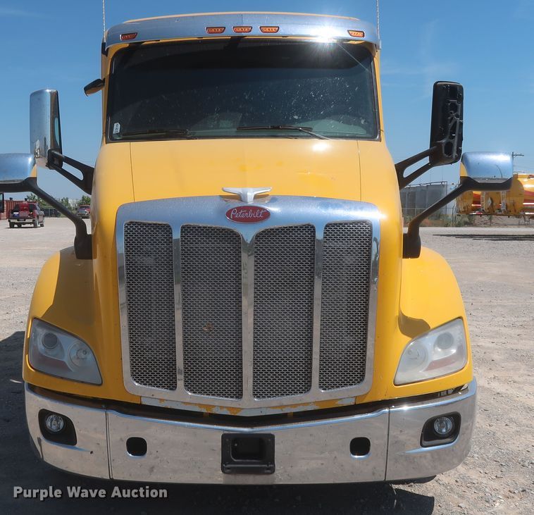 image for item IO9192 2016 Peterbilt 579  semi truck