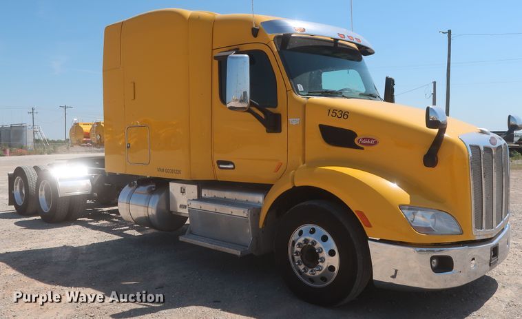 image for item IO9192 2016 Peterbilt 579  semi truck