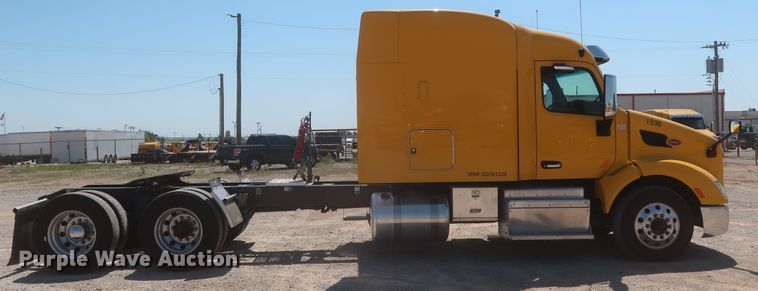 image for item IO9192 2016 Peterbilt 579  semi truck