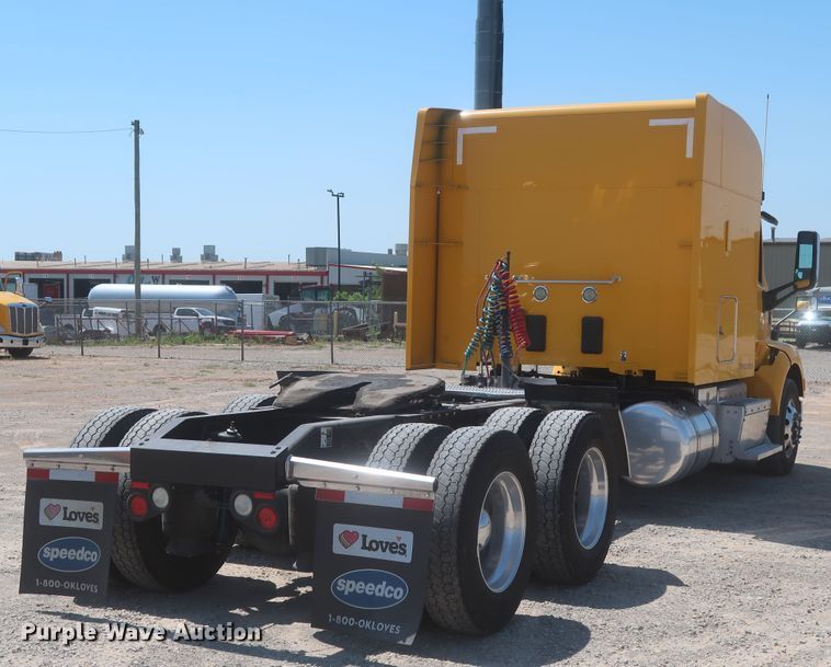 image for item IO9192 2016 Peterbilt 579  semi truck