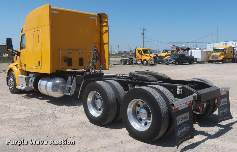 image for item IO9192 2016 Peterbilt 579  semi truck