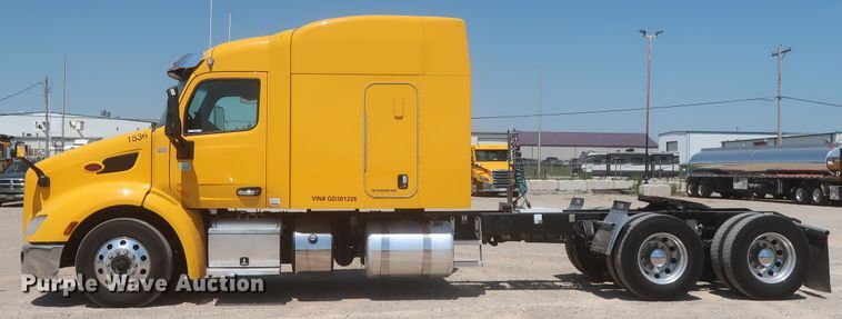 image for item IO9192 2016 Peterbilt 579  semi truck