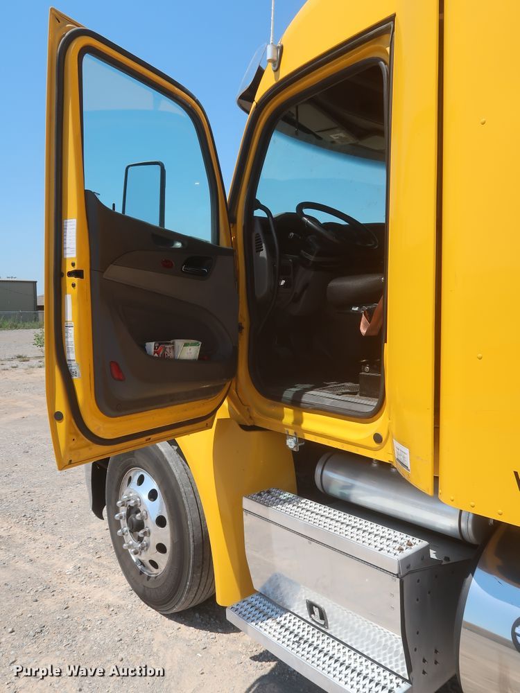 image for item IO9192 2016 Peterbilt 579  semi truck