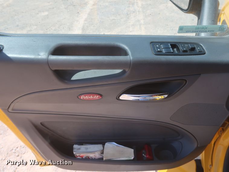 image for item IO9192 2016 Peterbilt 579  semi truck