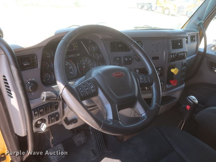 image for item IO9192 2016 Peterbilt 579  semi truck