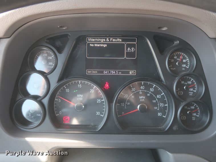 image for item IO9192 2016 Peterbilt 579  semi truck