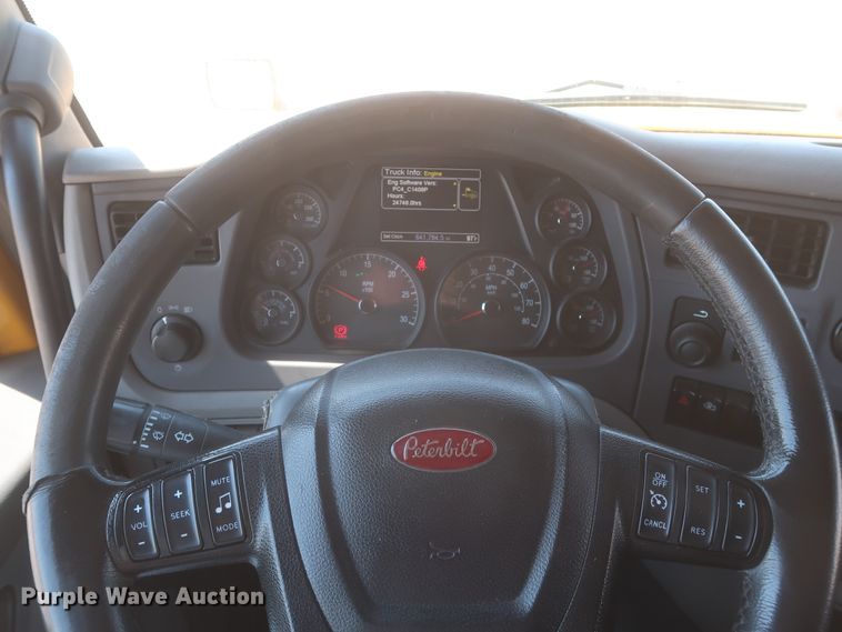 image for item IO9192 2016 Peterbilt 579  semi truck