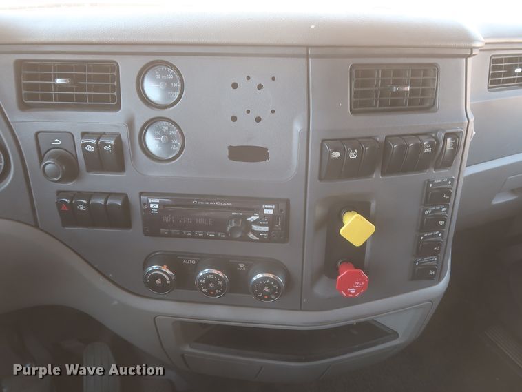 image for item IO9192 2016 Peterbilt 579  semi truck
