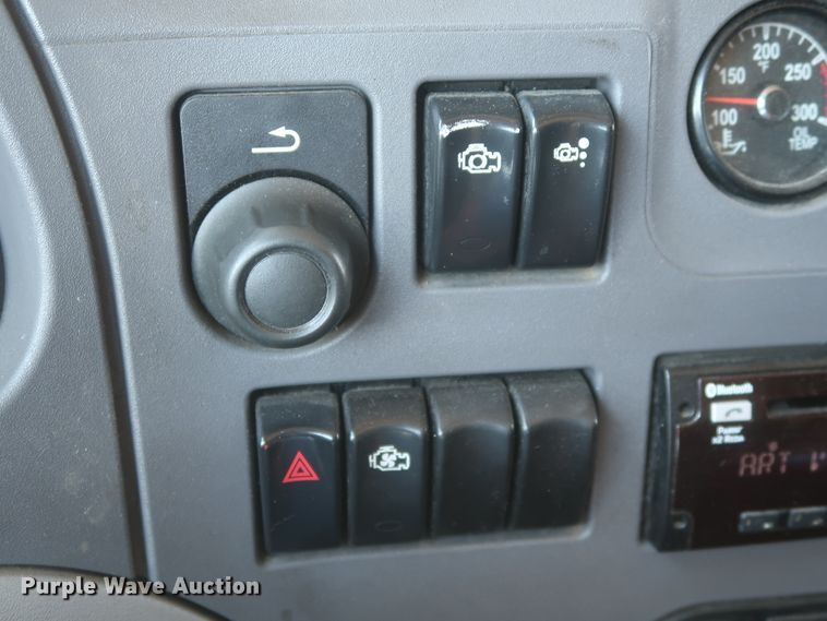 image for item IO9192 2016 Peterbilt 579  semi truck