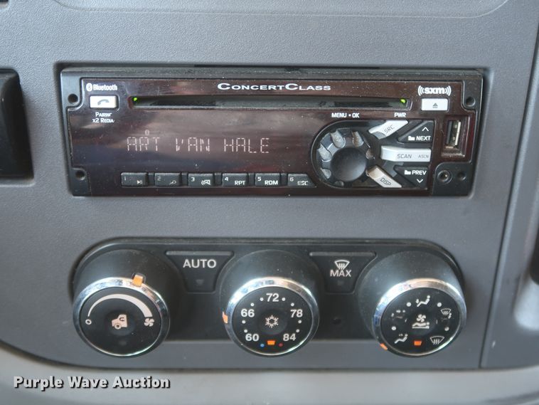 image for item IO9192 2016 Peterbilt 579  semi truck