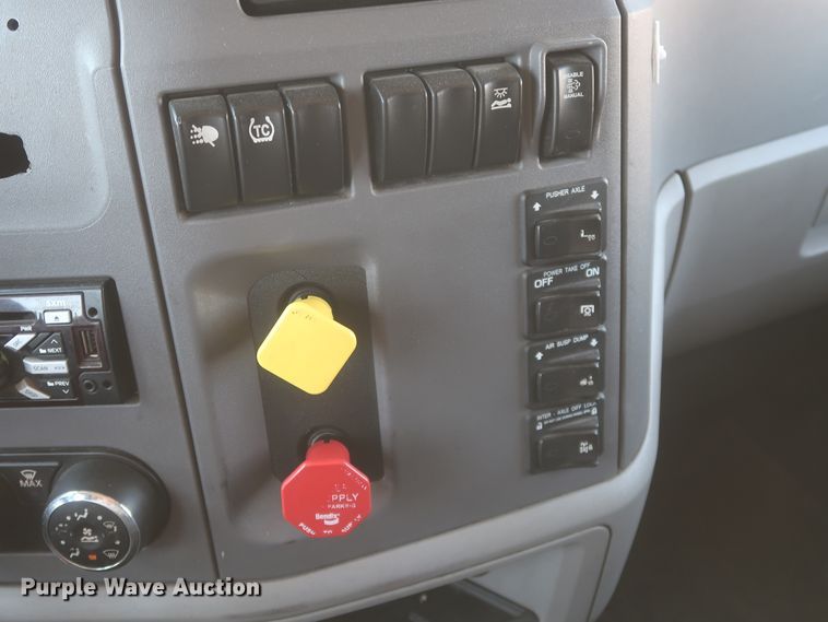 image for item IO9192 2016 Peterbilt 579  semi truck