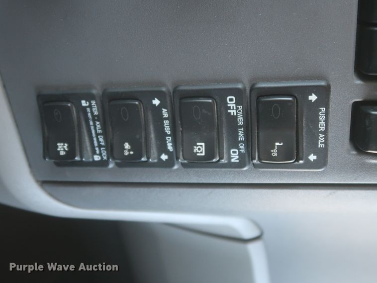 image for item IO9192 2016 Peterbilt 579  semi truck