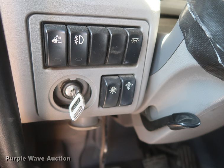 image for item IO9192 2016 Peterbilt 579  semi truck