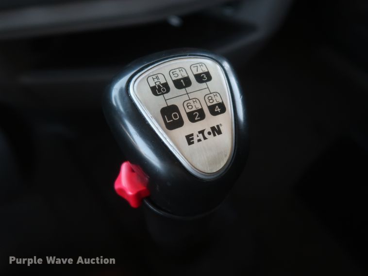 image for item IO9192 2016 Peterbilt 579  semi truck