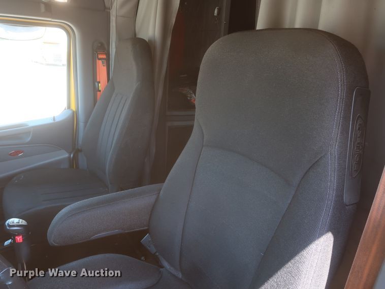 image for item IO9192 2016 Peterbilt 579  semi truck