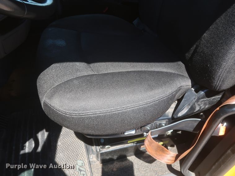 image for item IO9192 2016 Peterbilt 579  semi truck