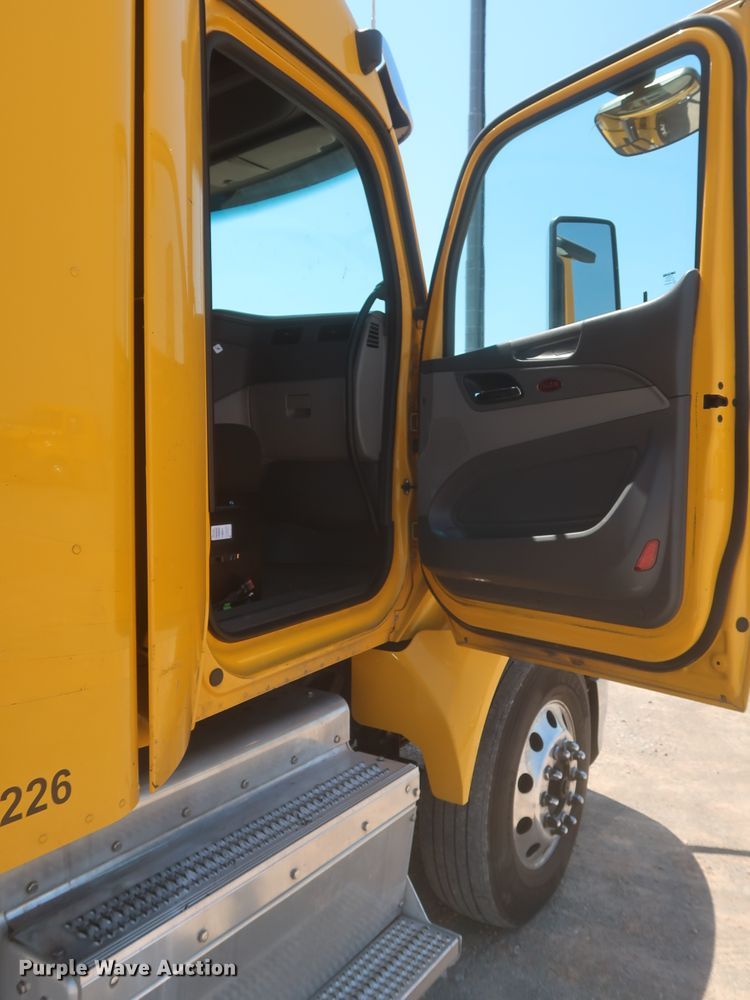 image for item IO9192 2016 Peterbilt 579  semi truck