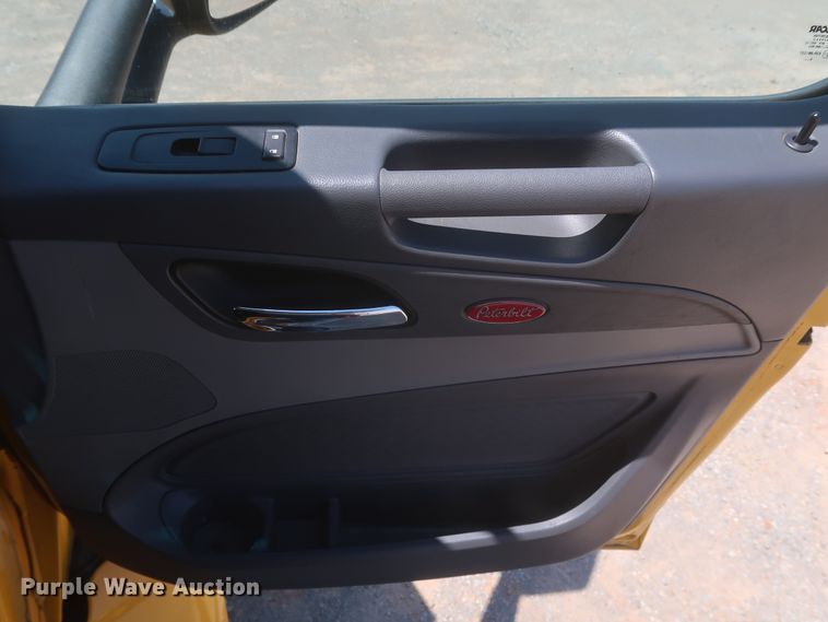 image for item IO9192 2016 Peterbilt 579  semi truck