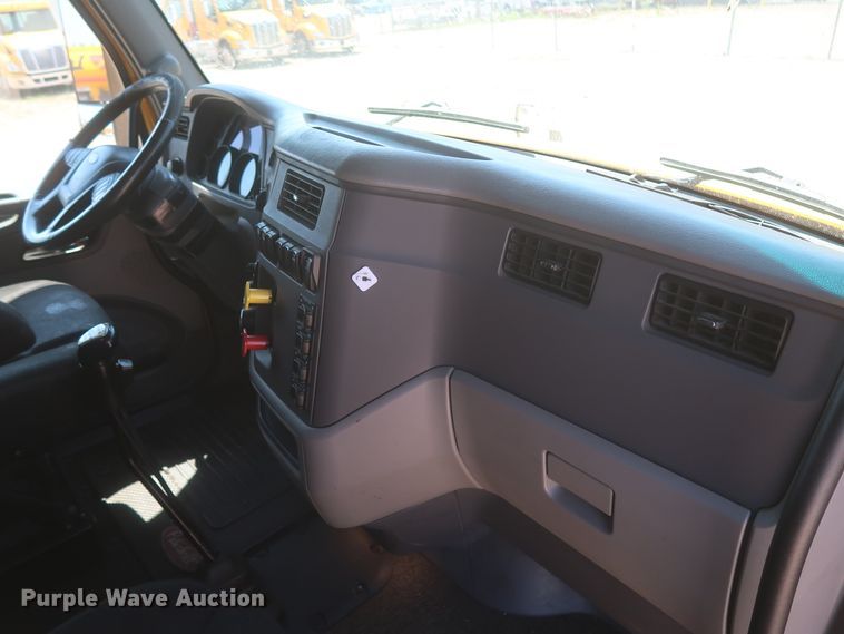 image for item IO9192 2016 Peterbilt 579  semi truck