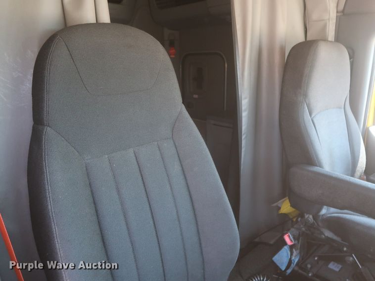 image for item IO9192 2016 Peterbilt 579  semi truck