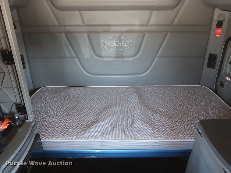 image for item IO9192 2016 Peterbilt 579  semi truck