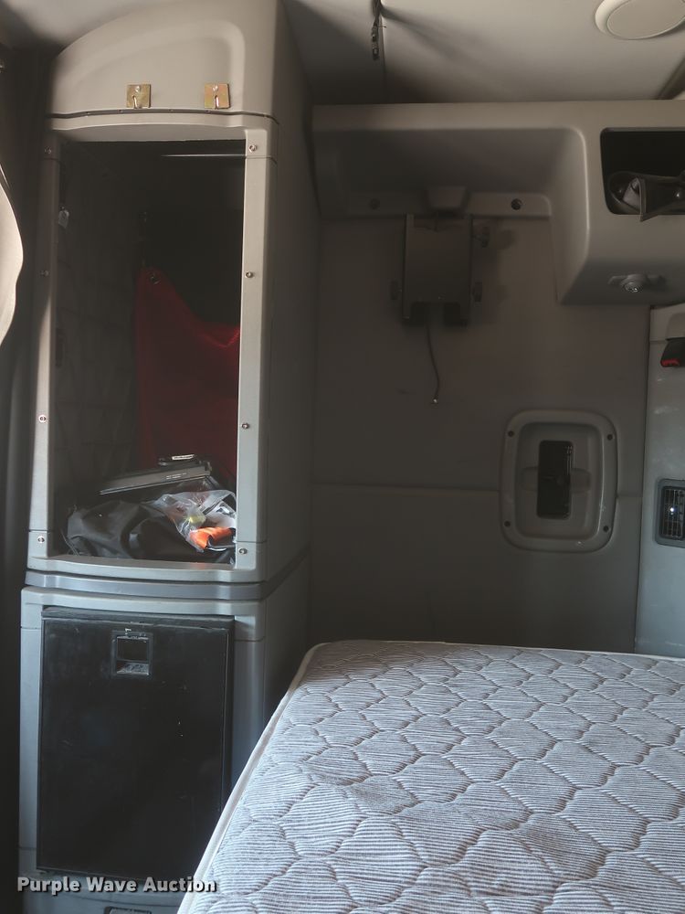 image for item IO9192 2016 Peterbilt 579  semi truck