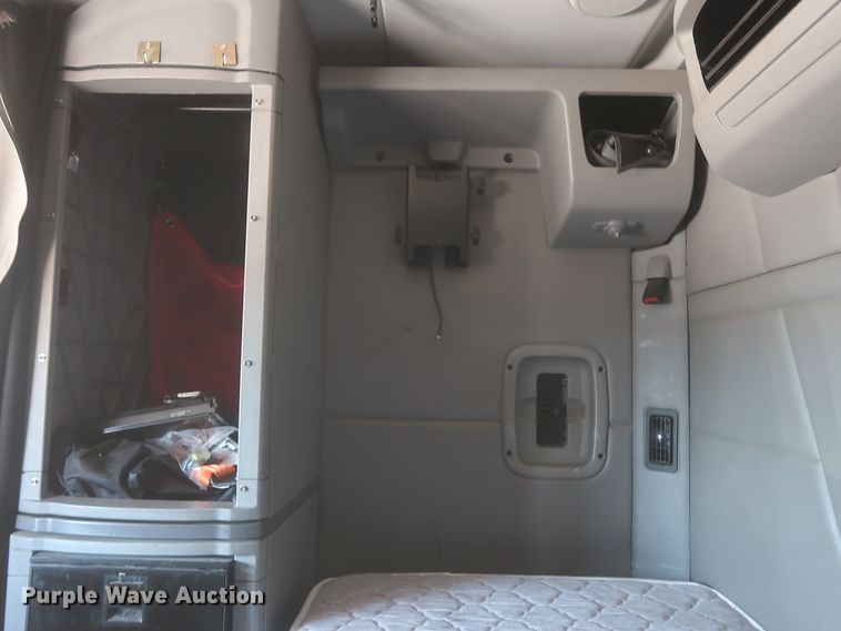 image for item IO9192 2016 Peterbilt 579  semi truck