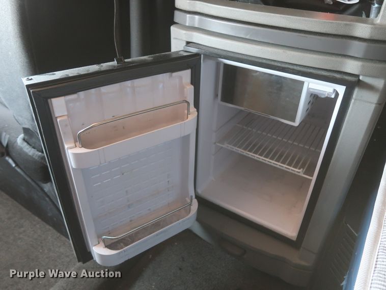 image for item IO9192 2016 Peterbilt 579  semi truck